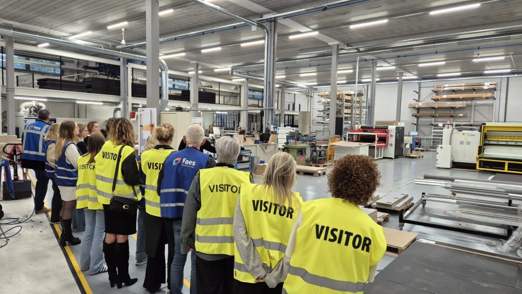 bezoekers in fabriek