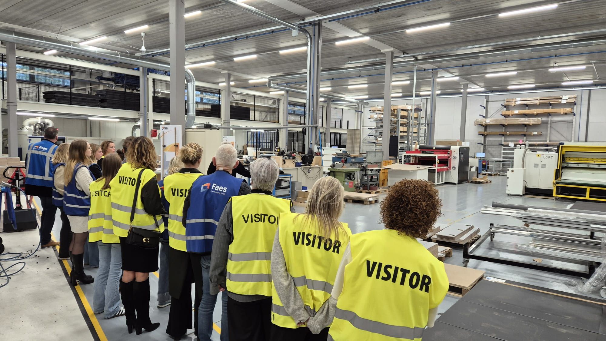 bezoekers in fabriek