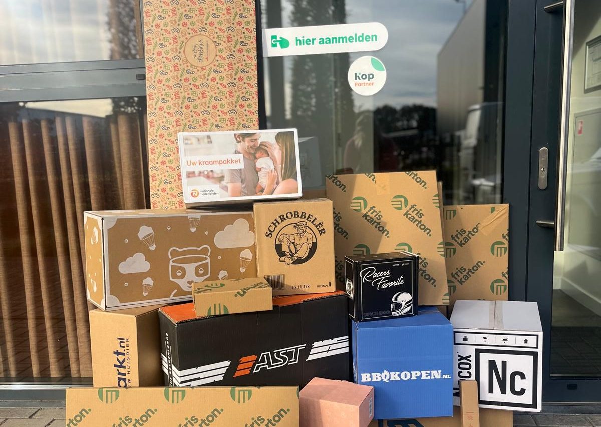 dozen karton en sticker op raam