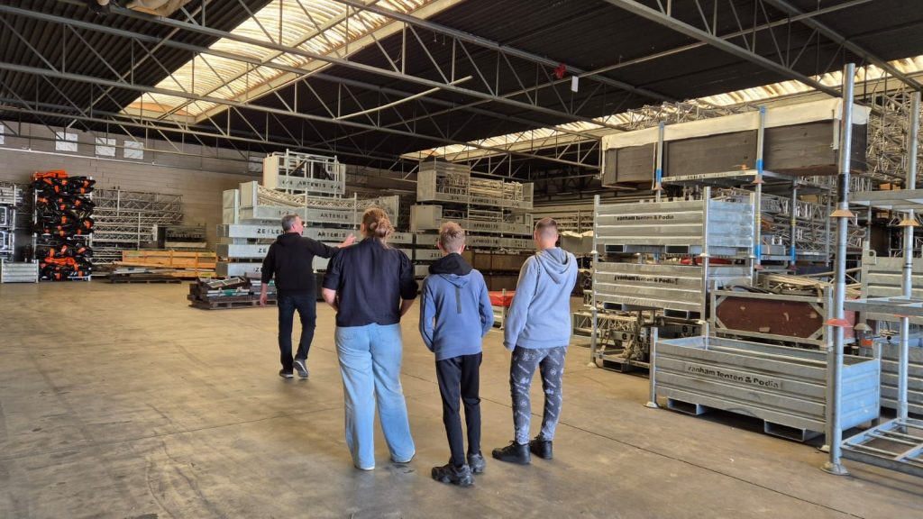 leerlingen in bedrijfshal