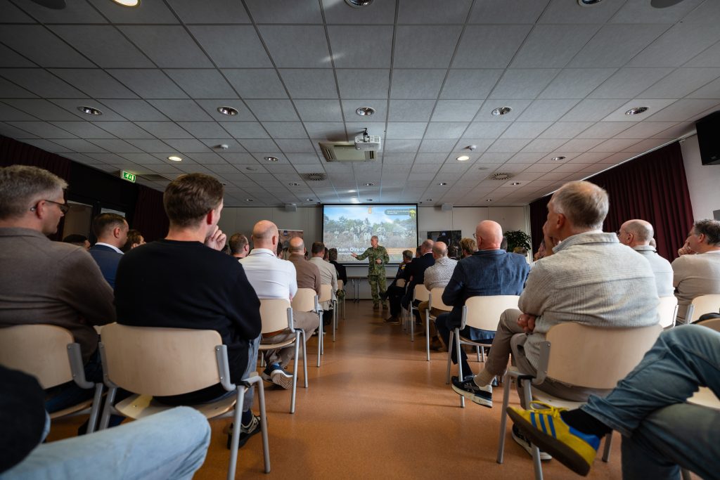 presentatie in zaal met mensen bij defensie