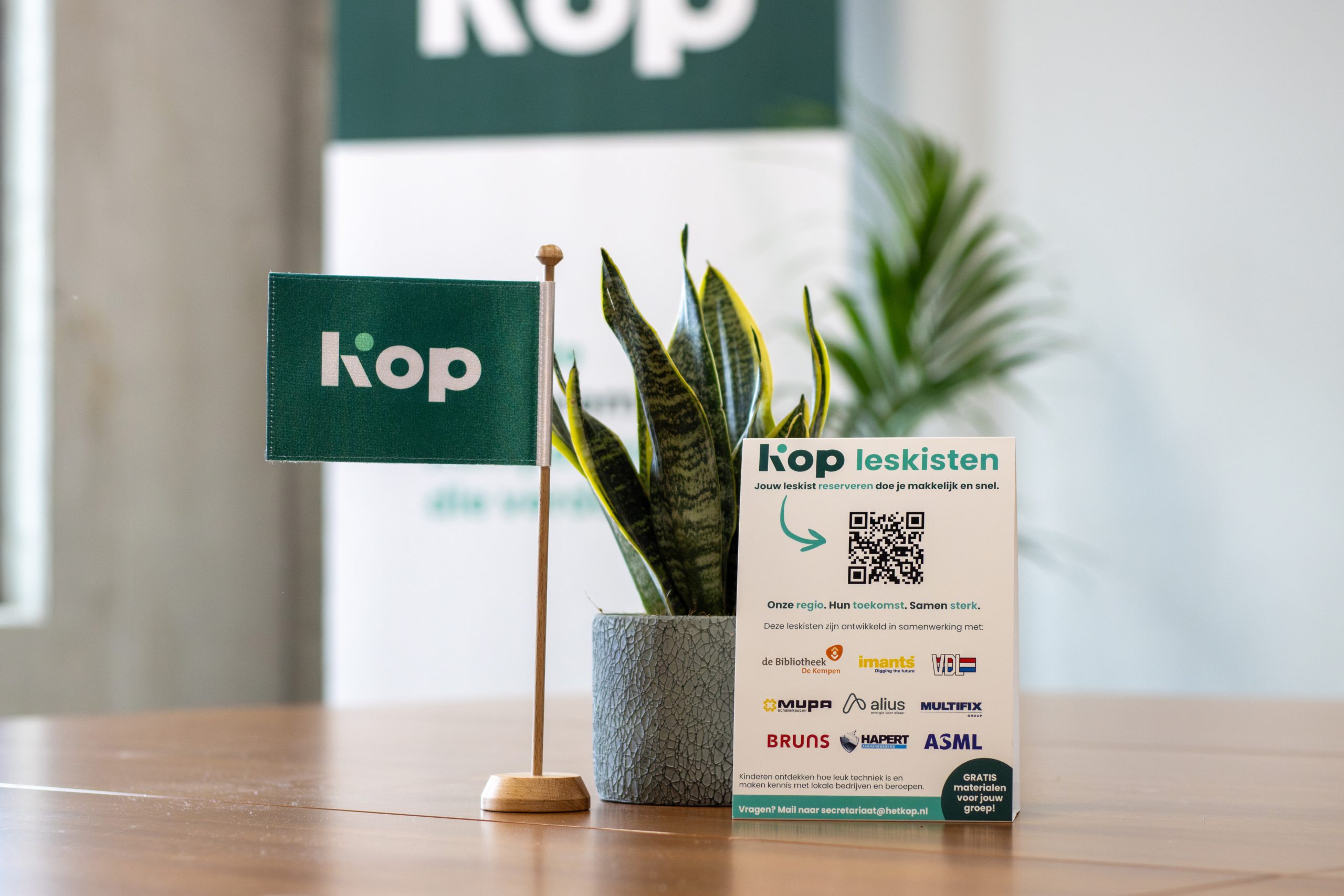 KOp vlag met flyer over KOP leskisten